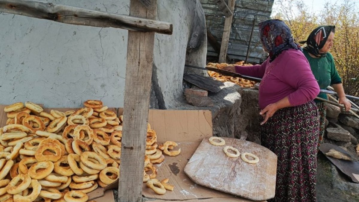 Un, tereyağı, süt ve kaymakla hazırlanarak taş fırınlarda pişirilen ve