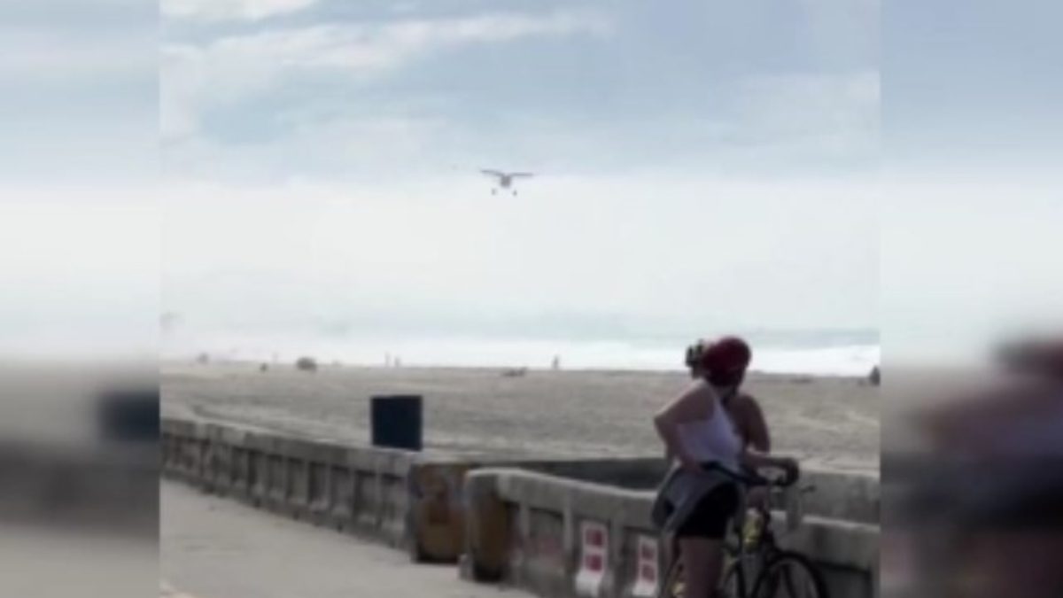 California eyaletine bağlı San Diego şehri semalarında motoru duran Cessna