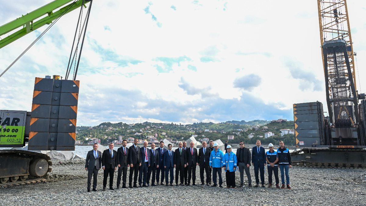 Ulaştırma ve Altyapı Bakanı Uraloğlu, Rize İyidere Lojistik Limanı'nın, 13