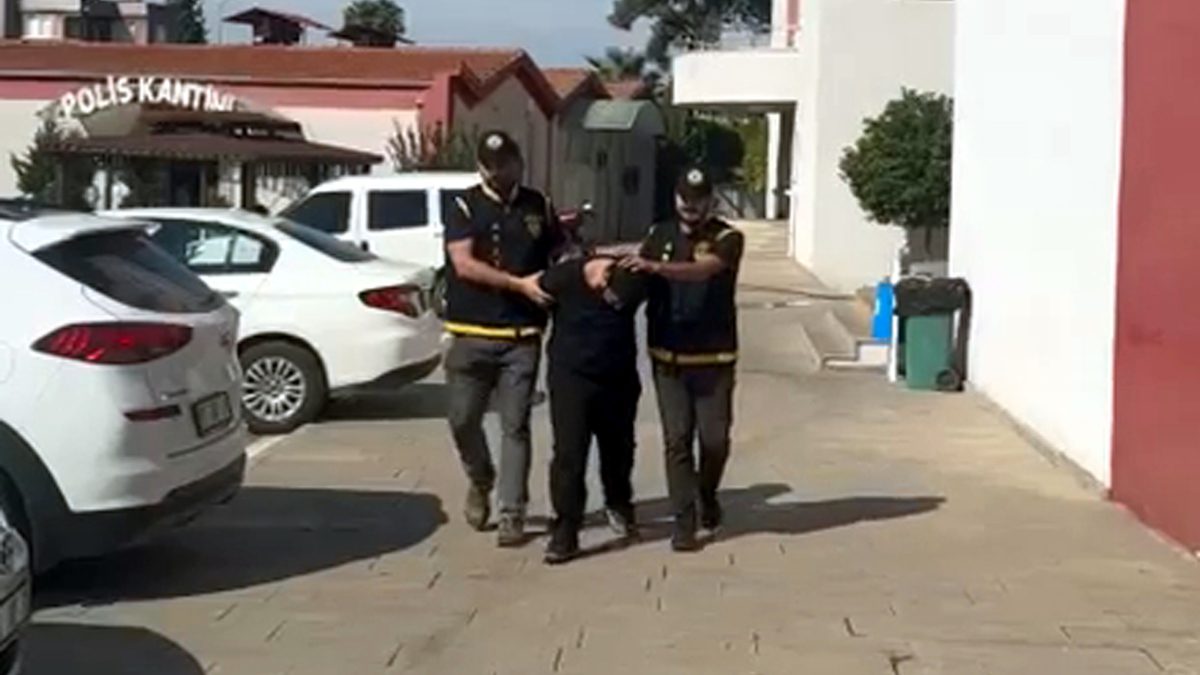 Çay ocağına silahlı saldırı düzenleyip, yakınındaki polis aracına da zarar