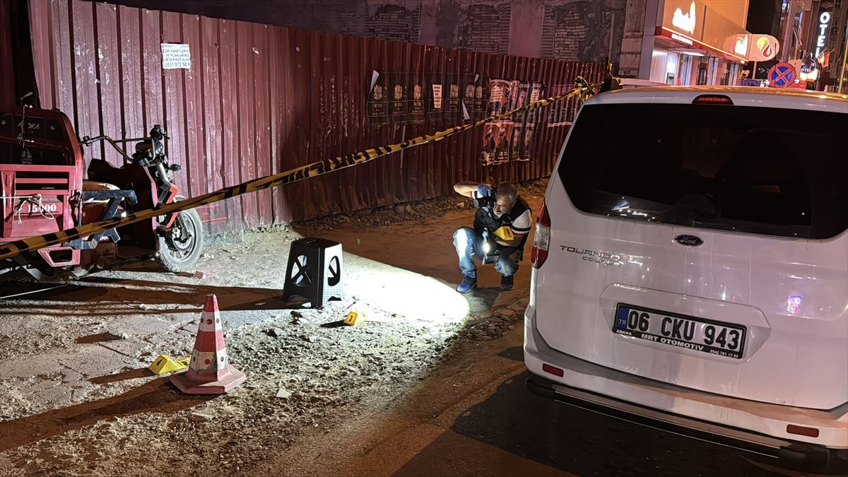Adana'da çay ocağına silahla ateş eden şüpheliden biri polis ekiplerince