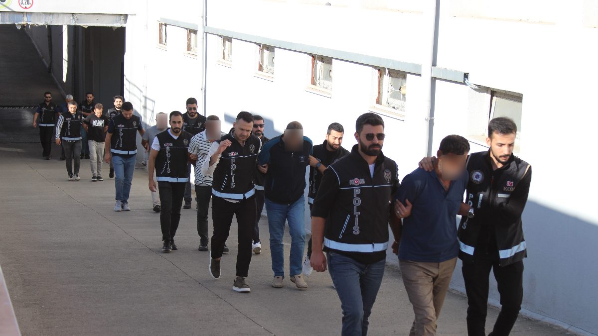Kentte polis ekipleri, kendilerini kamu görevlisi gibi tanıtıp hazineye ait