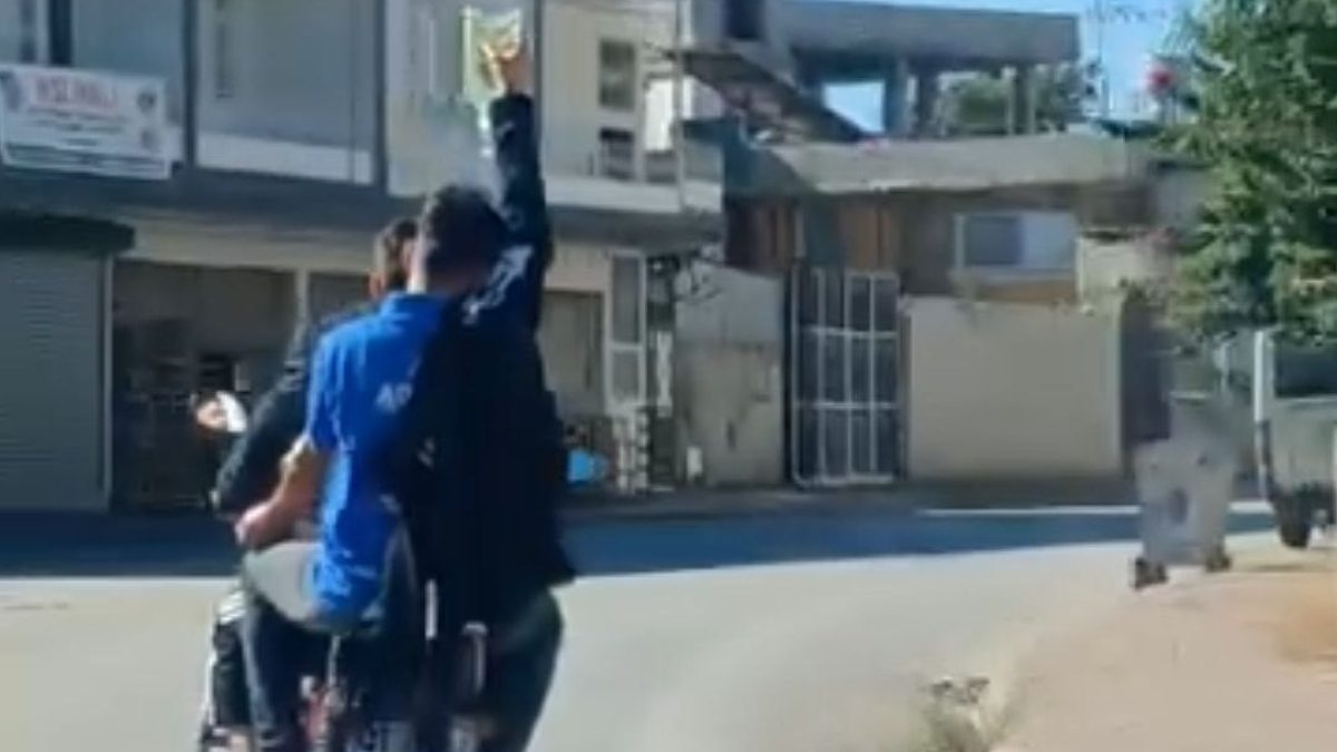 Seyhan ilçesinde kolunda serum takılı olan bir kişinin motosikletin arkasında