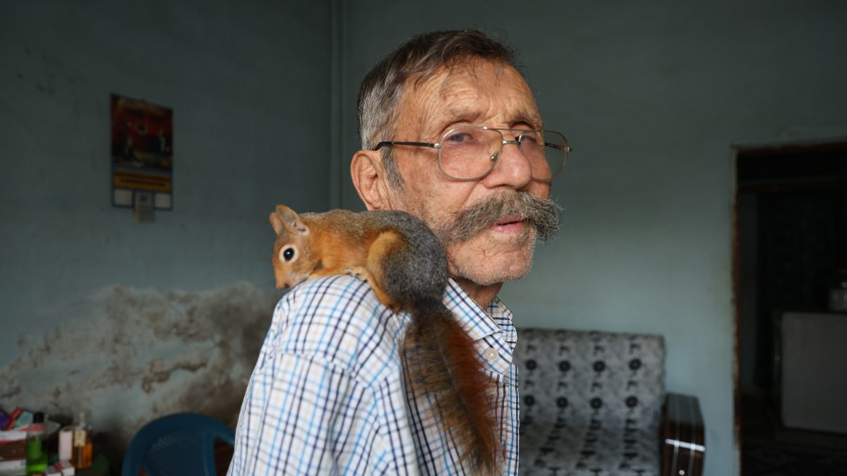 Kozan’da yaşayan Hacı Hasan Kaplan, yavruyken bulduğu sincap Kibar ile