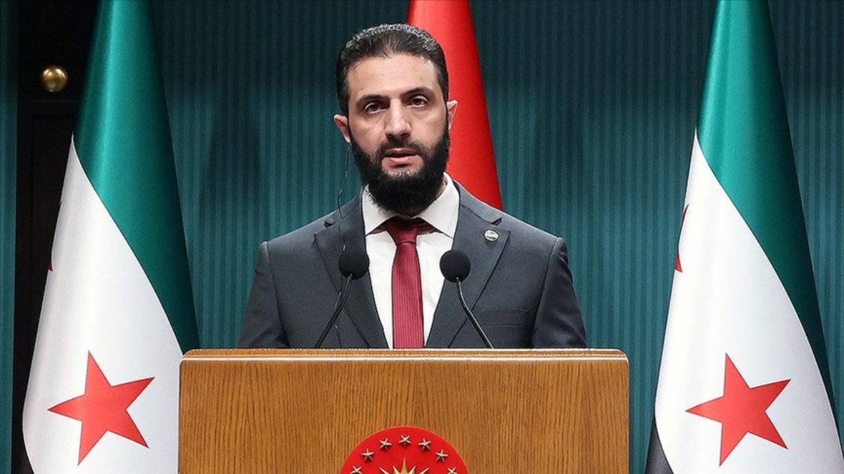 Şam'daki Ulusal Kütüphane'yi ziyaret eden Suriye Devlet Başkanı Ahmed eş-Şara,