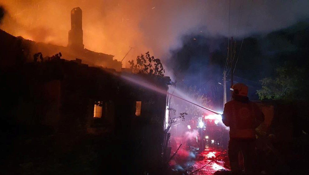 Manisa'nın Demirci ilçesinde bir evde yangın çıktı. Alevler, iki saat