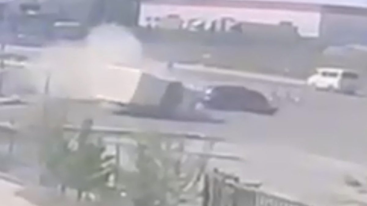 Aksaray'da otomobilin kamyonetle çarpıştığı kaza güvenlik kamerasınca kaydedildi. Kazada 2