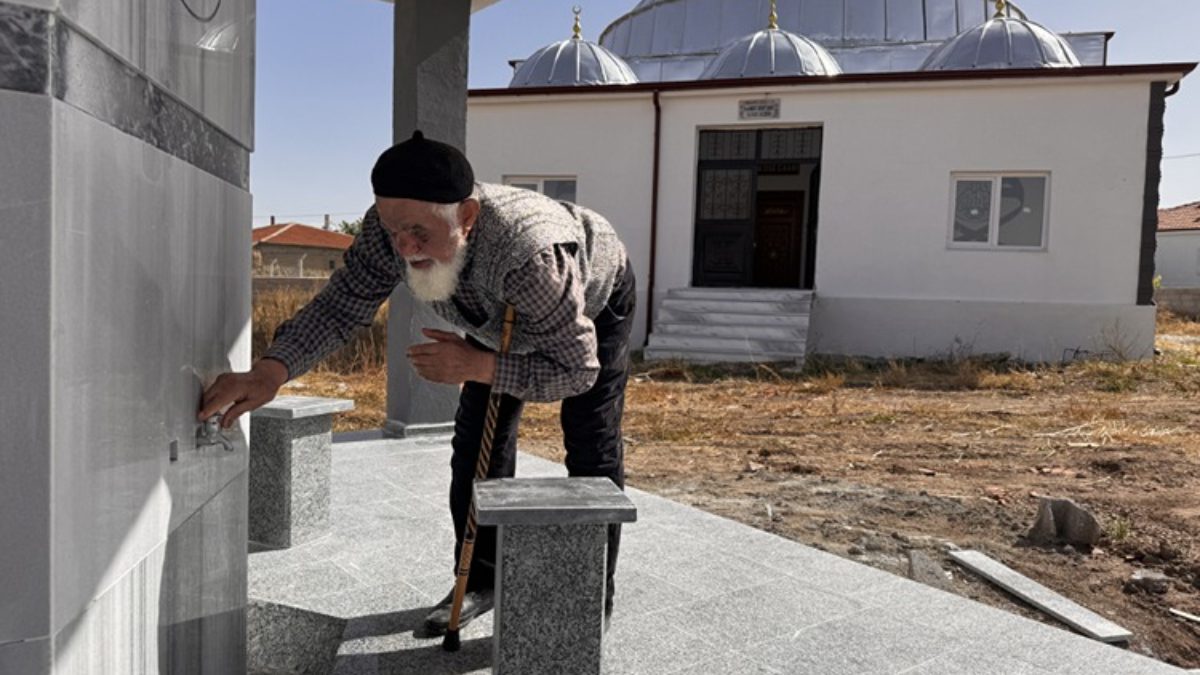 Ortaköy ilçesinde tek başına yaşayan 91 yaşındaki Ahmet Köse, çocukları