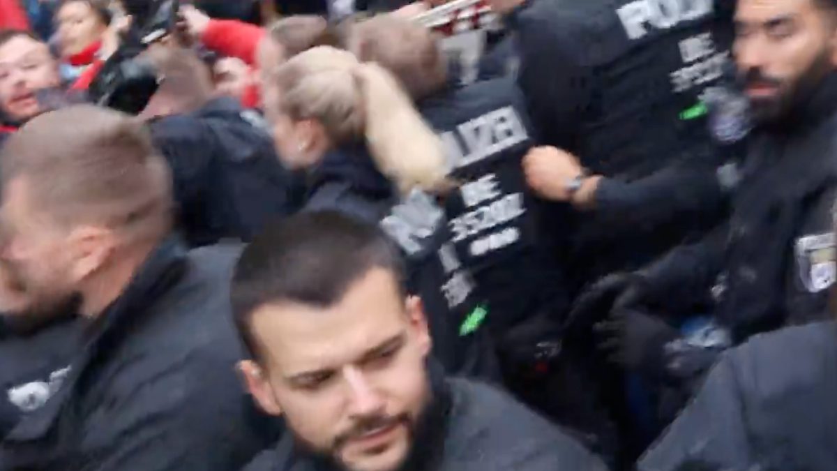 Almanya'nın başkenti Berlin'de dün düzenlenen Filistin'e destek gösterisinde Sol Parti