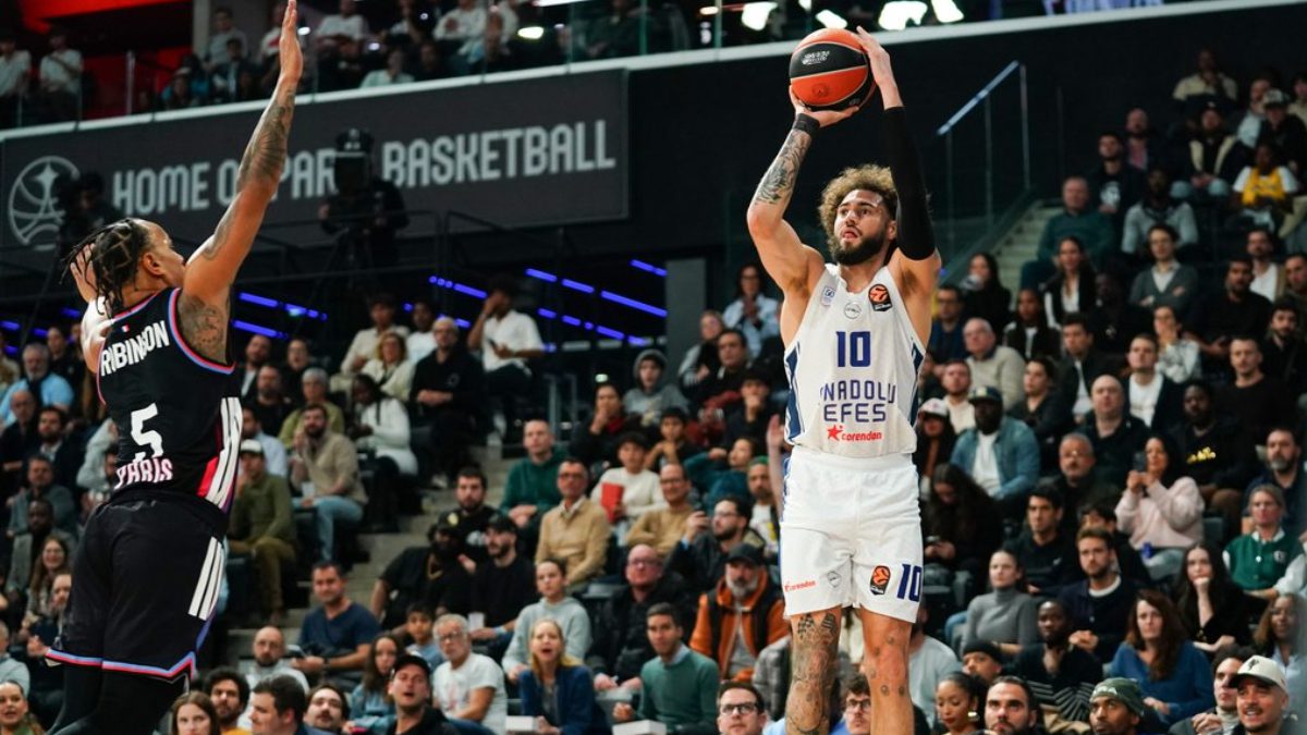 Anadolu Efes, EuroLeague'in 7. haftasında konuk olduğu Paris Basketbol'u 90-80
