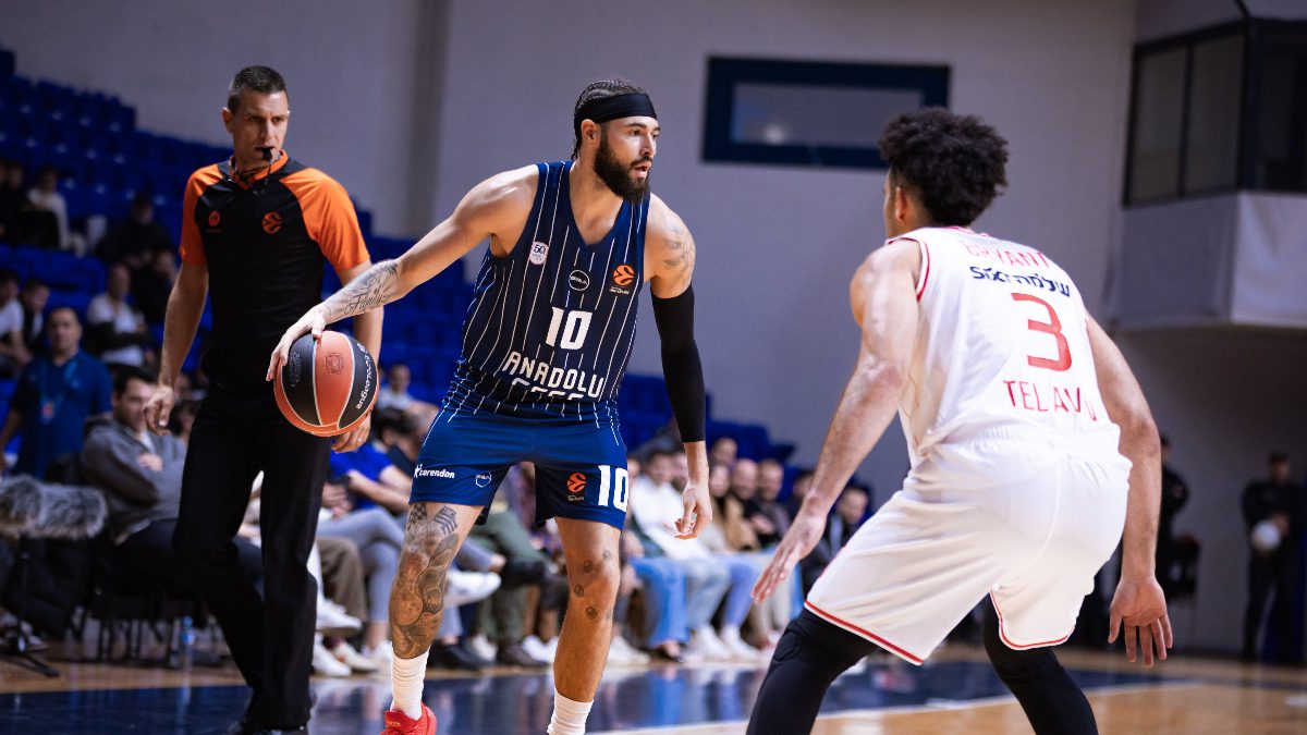 Anadolu Efes, EuroLeague'in 2. haftasında karşılaştığı Hapoel'e 87-81 kaybetti.