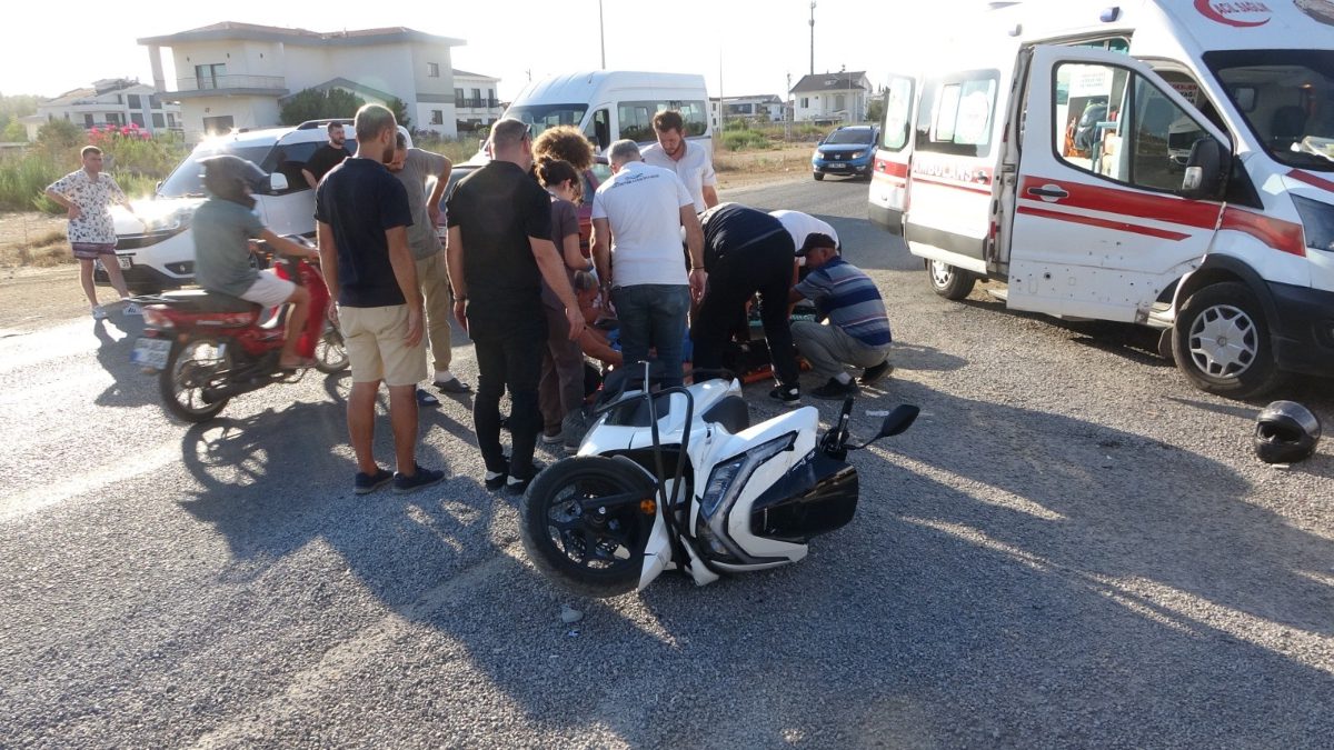 Manavgat ilçesinde 14 yaşındaki çocuğun kullandığı motosiklet kamyonetle çarpıştı; sürücü