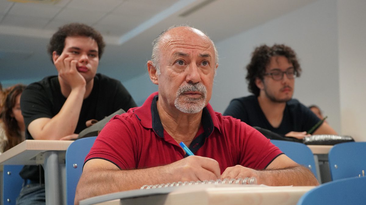 Emekli edebiyat öğretmeni İsmet Güler, bir zamanlar üniversite tercihi yapan