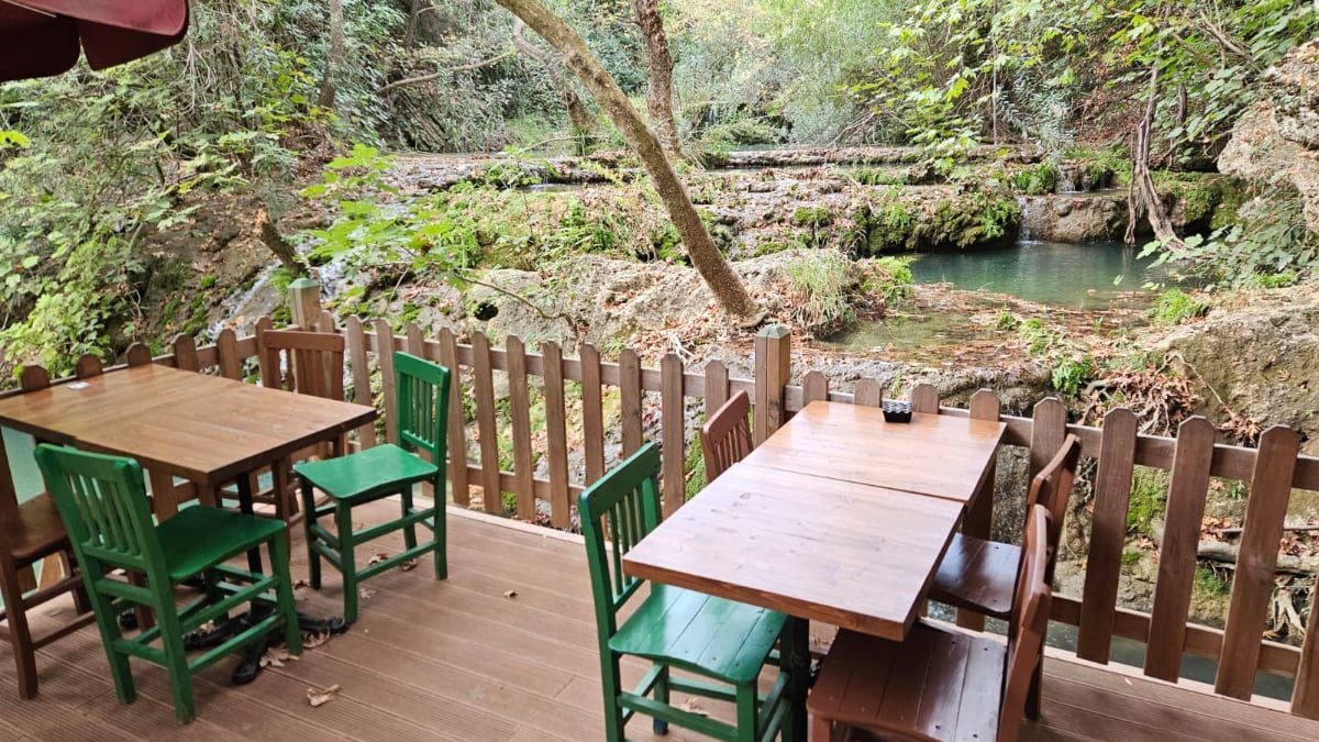 Aksu ilçesinde,Kurşunlu Şelalesi'nde 1980'li yıllarda Kenan Evren için, 7 küçük