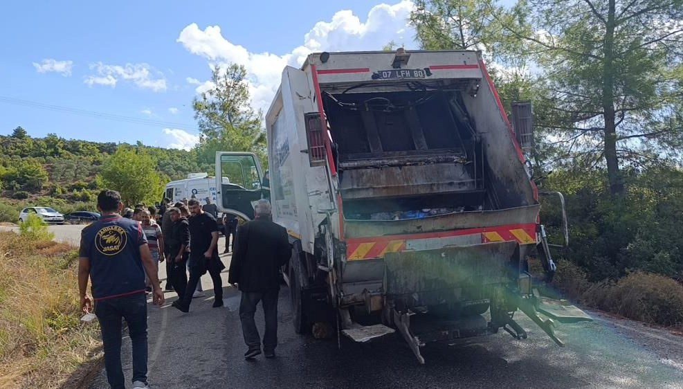 Antalya'da belediyede çalışan bir temizlik hizmetleri personeli, çöp kamyonunu kullanan