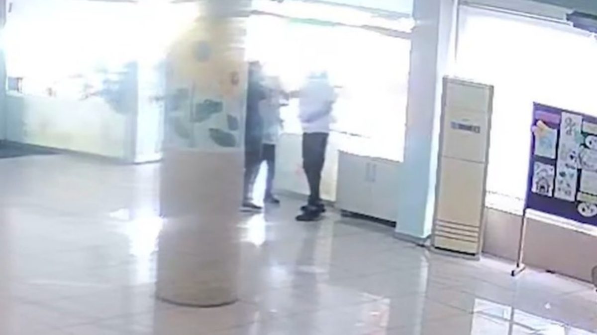 Antalya’da bir öğretmen, okulda bir veli tarafından darbedildiğini belirterek polise
