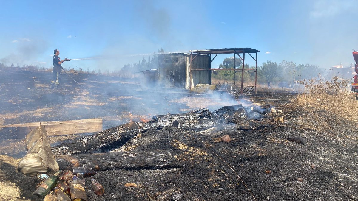 Serik ilçesinde çıkan yangında güvercin kulübesi yandı, 25 güvercin telef