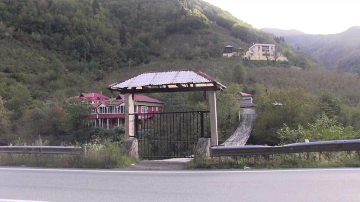 Borçka ilçesinde gurbetçi Ahmet Güner, araçla evine ulaşmak için İçkale
