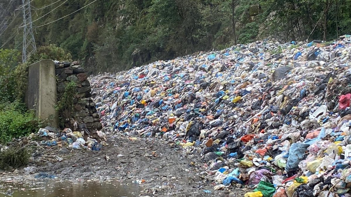 Özellikle yaz aylarında daha da belirginleşen koku, bölgeden geçen sürücüler