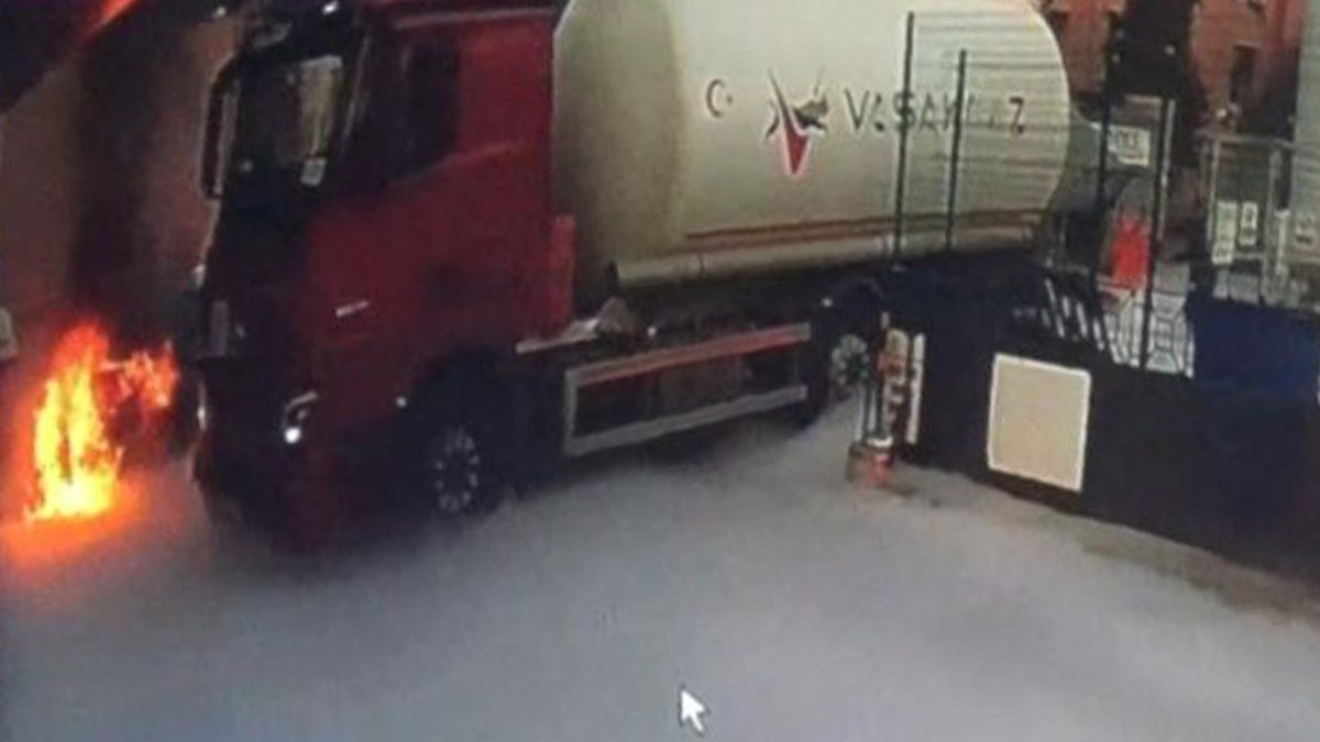 Aydın'da hastane bahçesindeki tanka sıvı oksijen dolduran tankerin yanındaki otomobilde