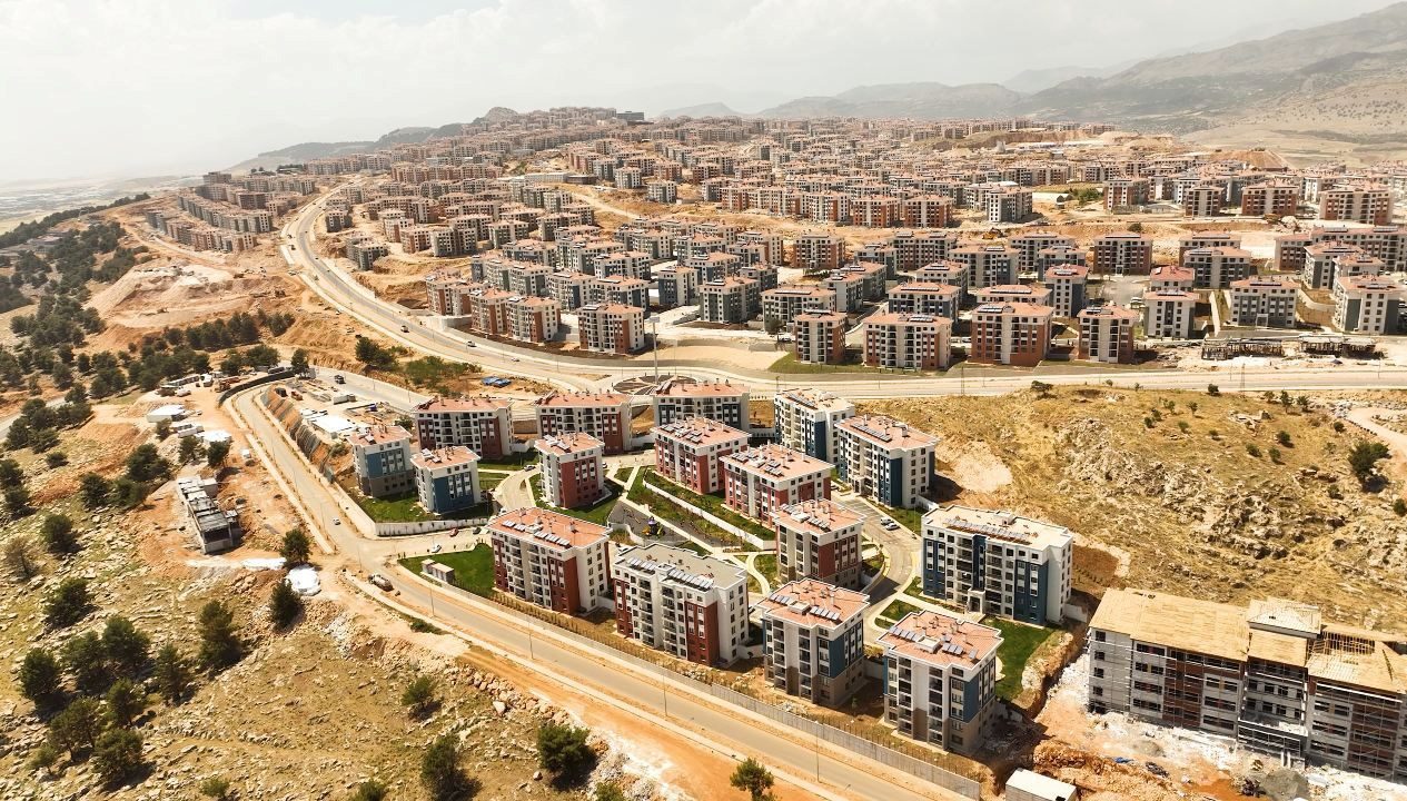 Çevre, Şehircilik ve İklim Değişikliği Bakanı Murat Kurum, depremin ardından