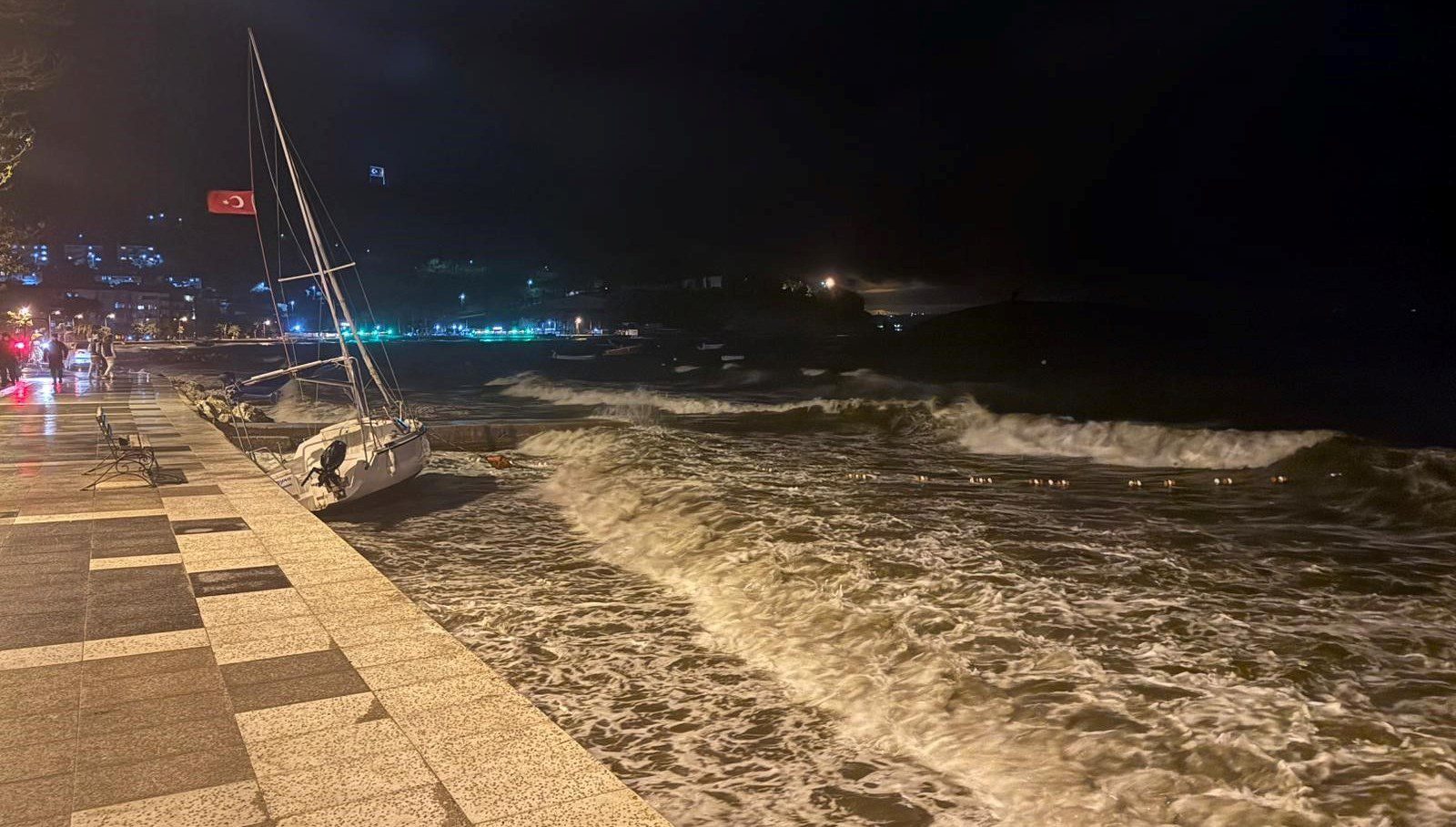 Balıkesir'de etkili olsun şiddetli lodos nedeniyle çok sayıda tekne ve
