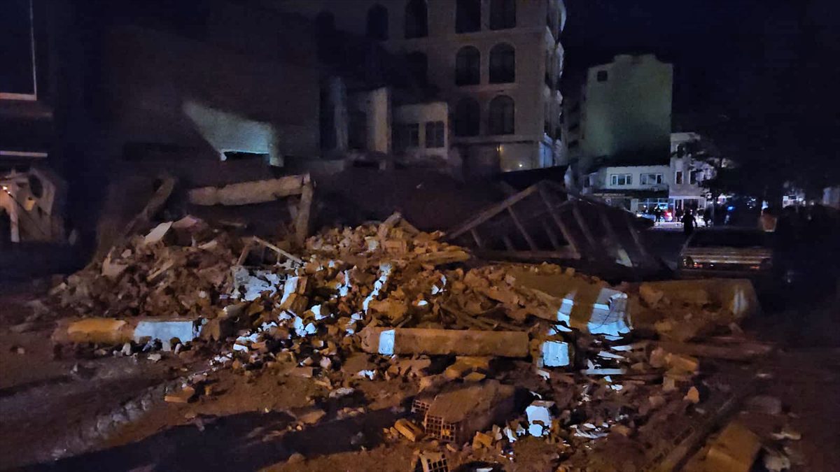 Balıkesir'in Sındırgı ilçesinde meydana gelen 6,1 büyüklüğündeki depremin ardından bakanlar