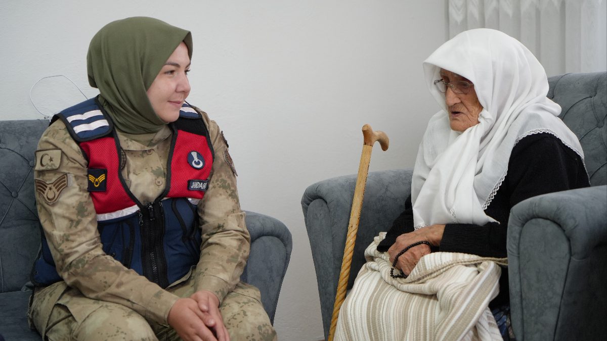 Aydıntepe'de yaşayan 97 yaşındaki Rabiye Yazoğlu’nun asker ve vatan sevgisi,