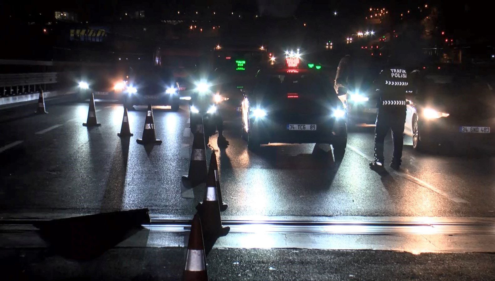 Bayrampaşa'da TEM Bağlantı Yolu Sağmalcılar Viyadüğü'nde yerinden çıkan genleşme derzine