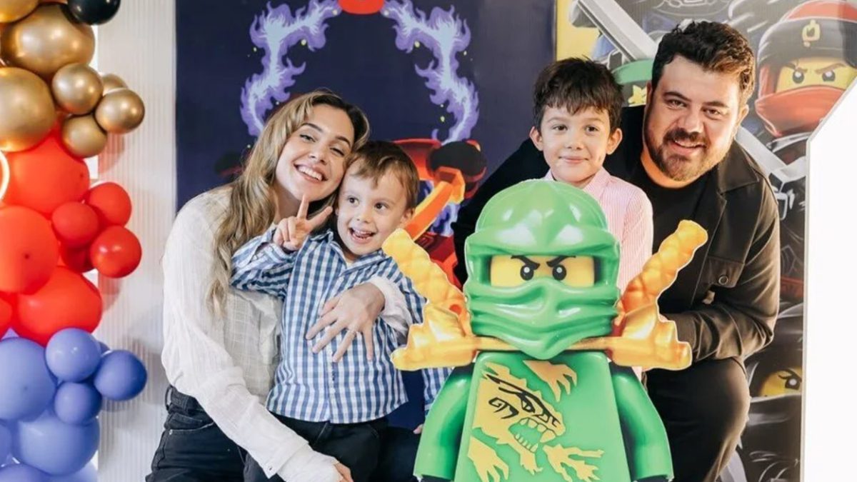 katıldığı davette siyahlara bürünen ünlü fenomen Berfu Yenenler, verdiği pozları