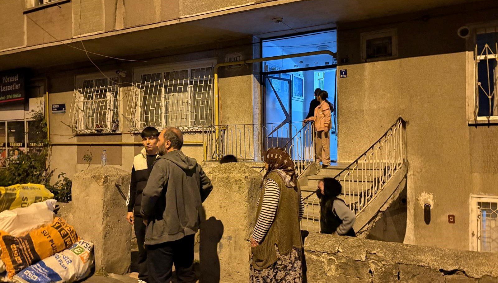 Kayseri’nin Melikgazi ilçesinde 54 yıllık bir binanın koridorundaki fayansların çatlaması