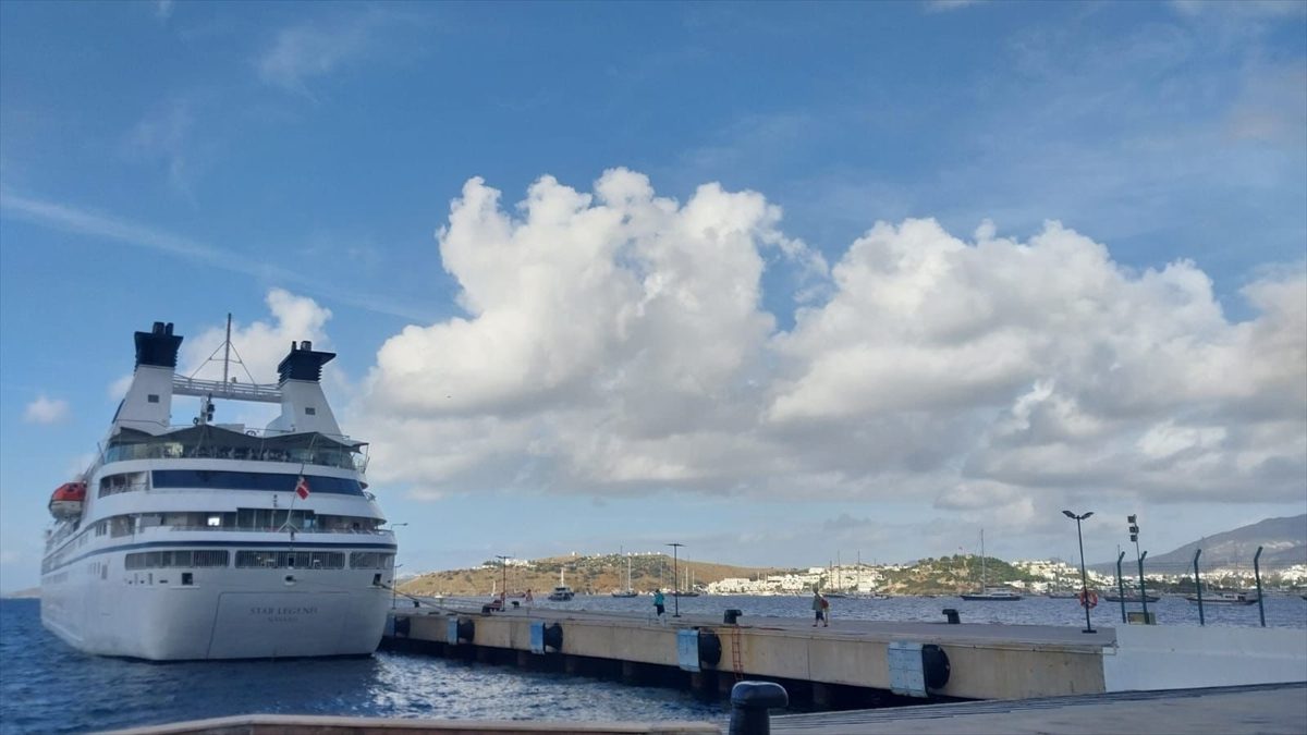 Muğla'nın Bodrum ilçesine kruvaziyer seferleri gelmeye devam ediyor. Son olarak