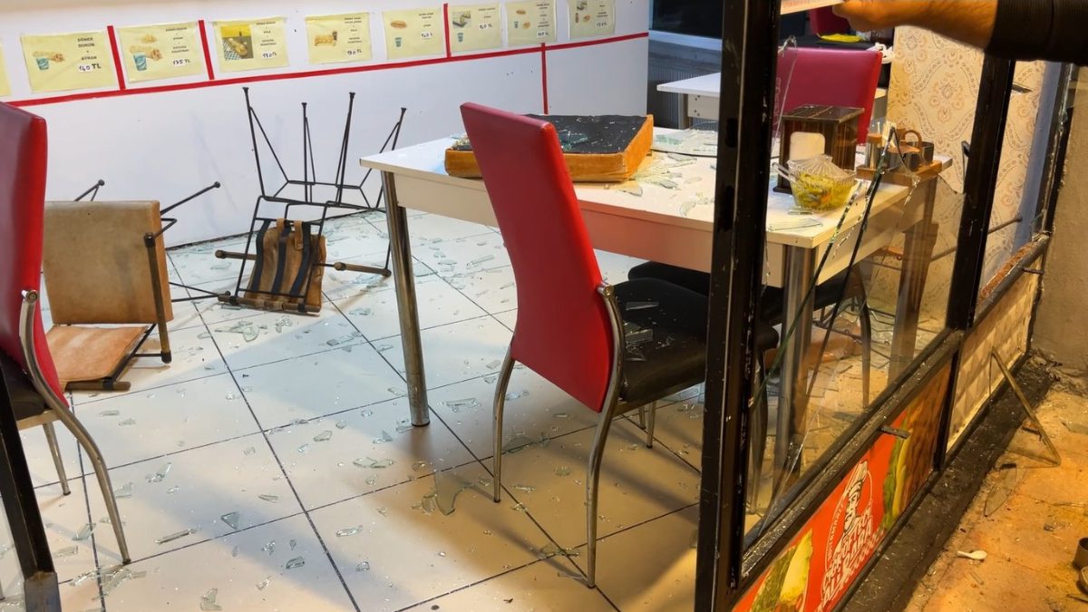 Kentte dönerci dükkanına gelen 2 kişi, iş yerine ve sahibine