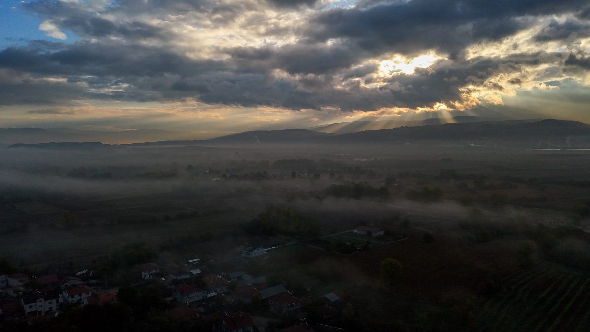Bolu'da sabah saatlerinde etkili olan sis, şehrin birçok noktasında kartpostallık