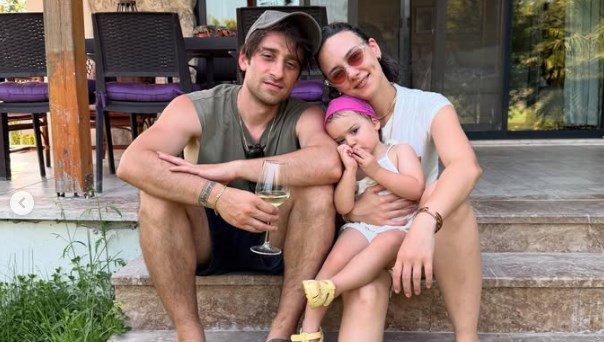 Oyuncu Bora Akkaş ve Oben Alkan'ın iki yaşındaki kızları Suzan'ın