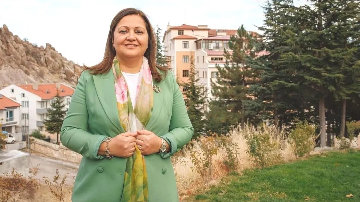 AK Parti'ye katılacağına yönelik iddiaları yalanlayan Burcu Köksal, partide yaşananaları