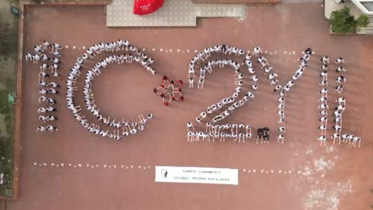 Bursa'da yüzlerce lise öğrencisinin 102.yıl koreografisi oluşturup bayraklarla yürüyüş yaptığı