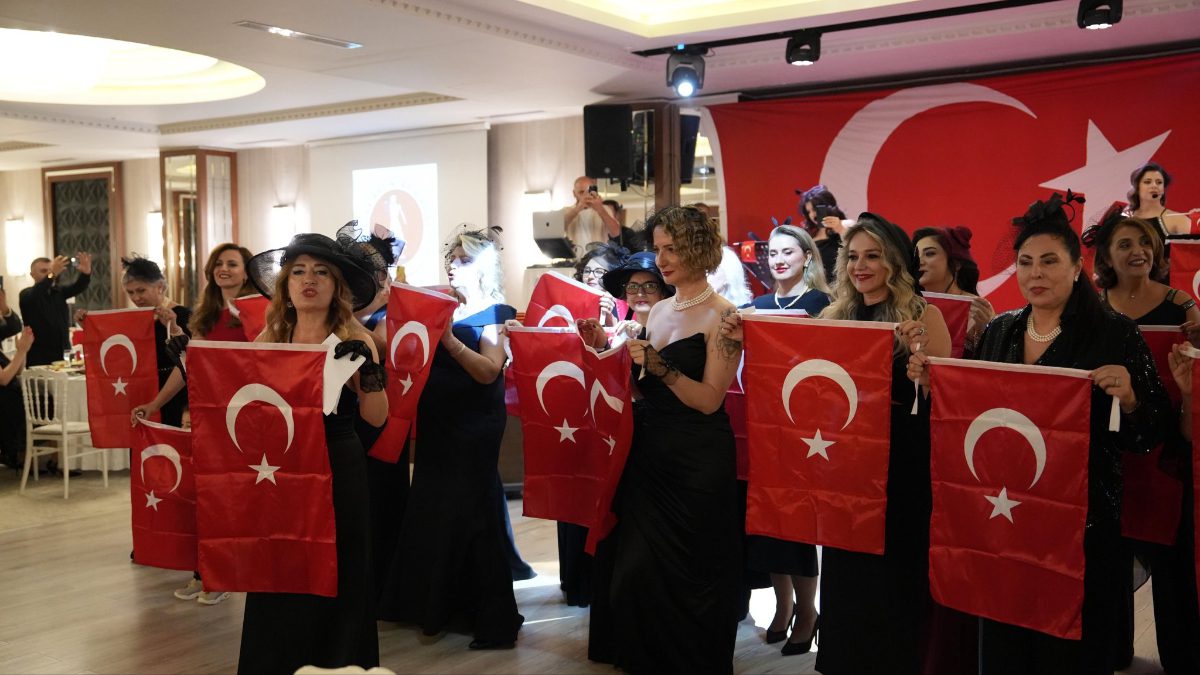 Bursa'da vatandaşlar su sıkıntısı yaşarken, belediye ise Cumhuriyet Balosu için