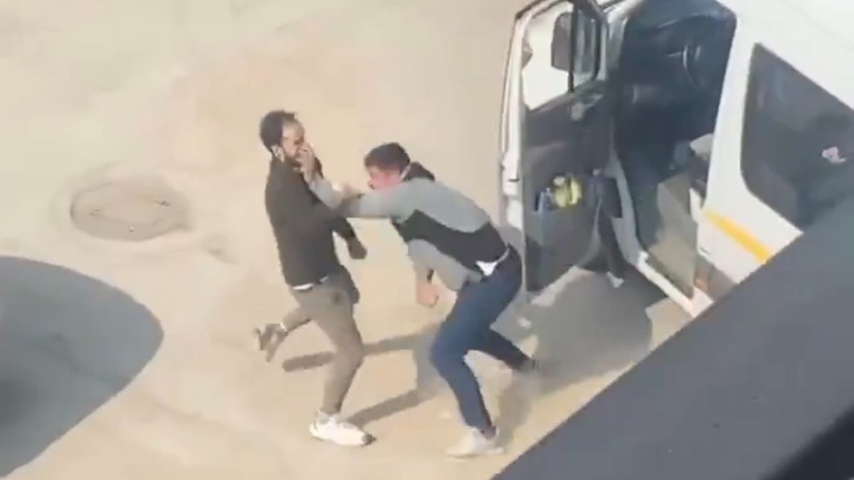 Osmangazi'de trafikte başlayan yol verme tartışması kısa sürede kavgaya dönüştü.