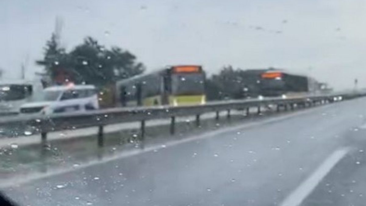 İstanbul Büyükçekmece'de, İETT otobüsünün kayarak yoldan çıkması güvenlik kamerasınca kaydedildi.