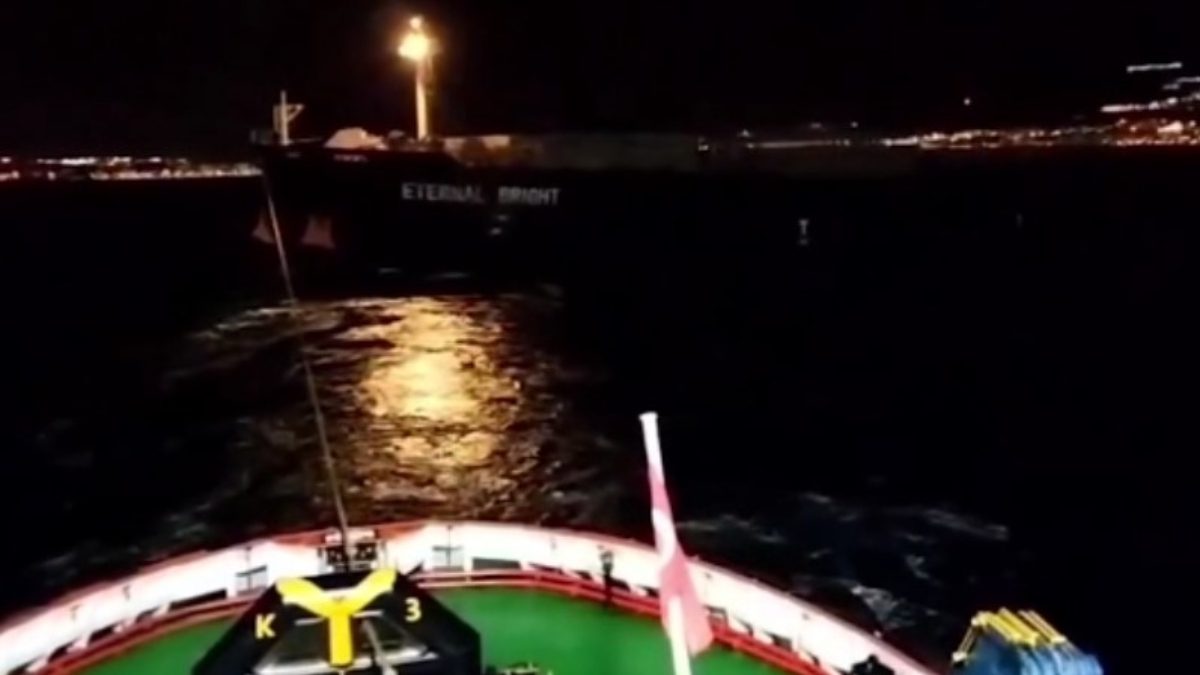 Çanakkale Boğazı'nda arızalanan gemi, Karanlık Liman Demir Sahası'na çekildi.