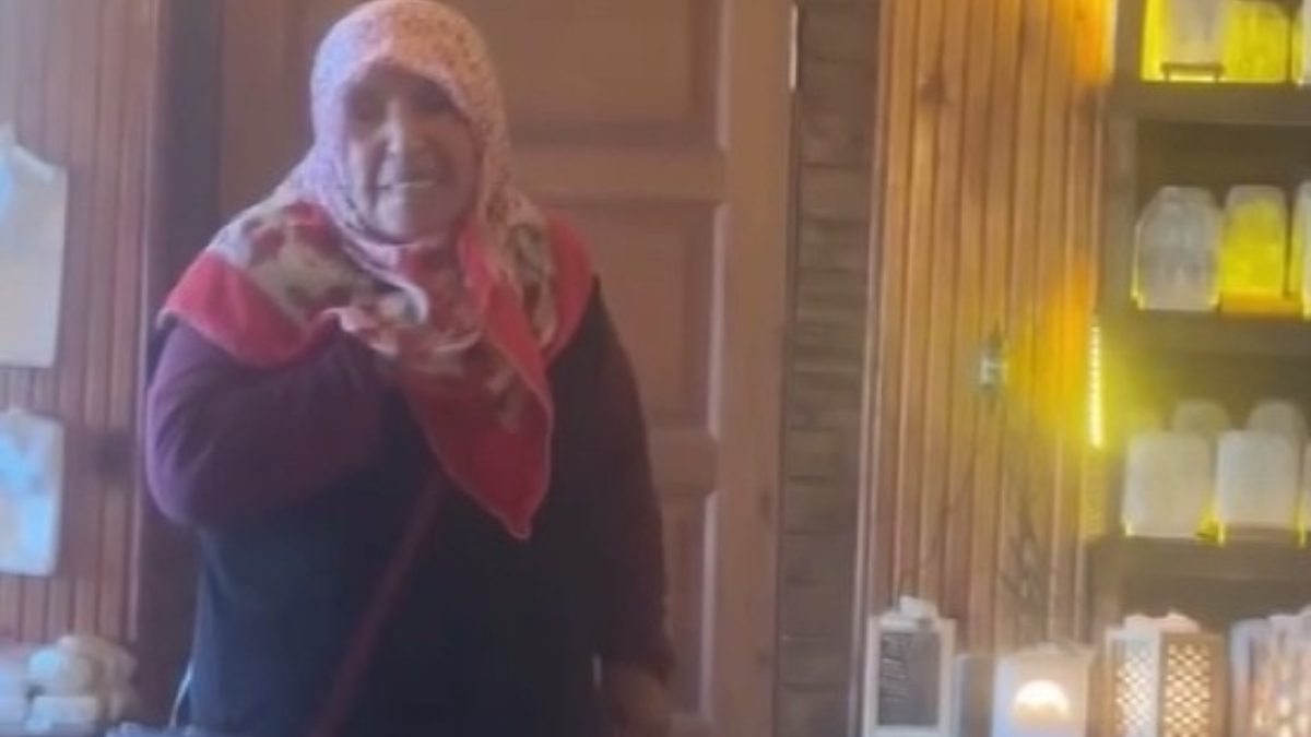 Çankırı'da hediyelik eşya ve tuz ürünleri satan dükkana girmekten çekinen