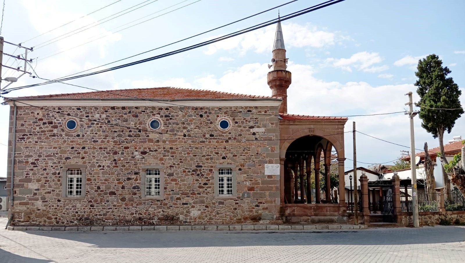 İzmir Bergama'nın Göçbeyli Mahallesi'nde bulunan tarihi Göçbeyli Merkez Camii'nin, duvarındaki