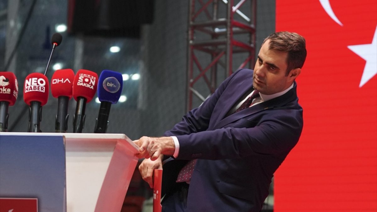 CHP'nin İzmir İl Kongresi'nde, seçime tek aday olarak giren Çağatay