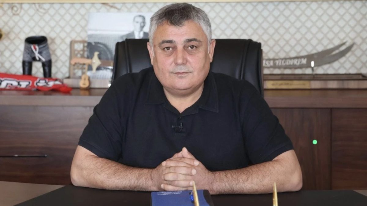 CHP'den istifa ettikten sonra görevine bağımsız olarak devam eden Antalya