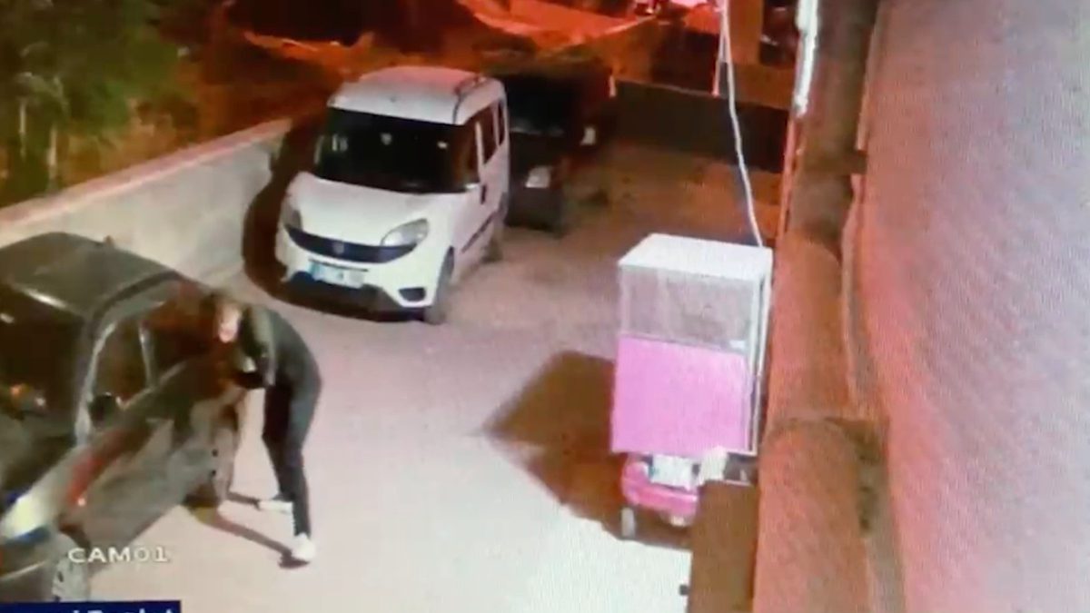 Gülabibey Mahallesi'nde bir şahıs, elindeki bıçakla park halindeki araçların lastiklerini