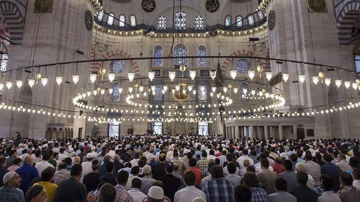 Ekim ayının ilk cuması için camilerde cemaatle buluşacak olan Müslümanlar,