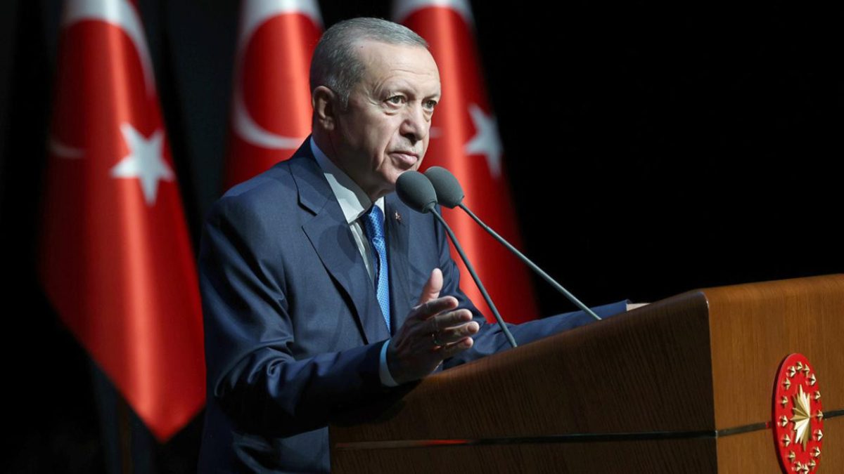 Mısır dönüşü uçakta yaptığı değerlendirmelerde CHP lideri Özgür Özel'in Brüksel'deki