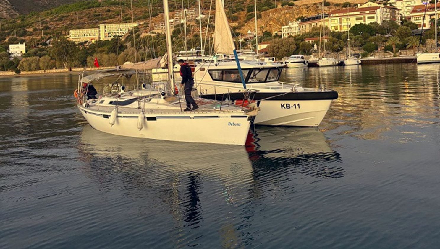 Datça’da yelkenli teknede 42 düzensiz göçmen ve 2 göçmen kaçakçısı