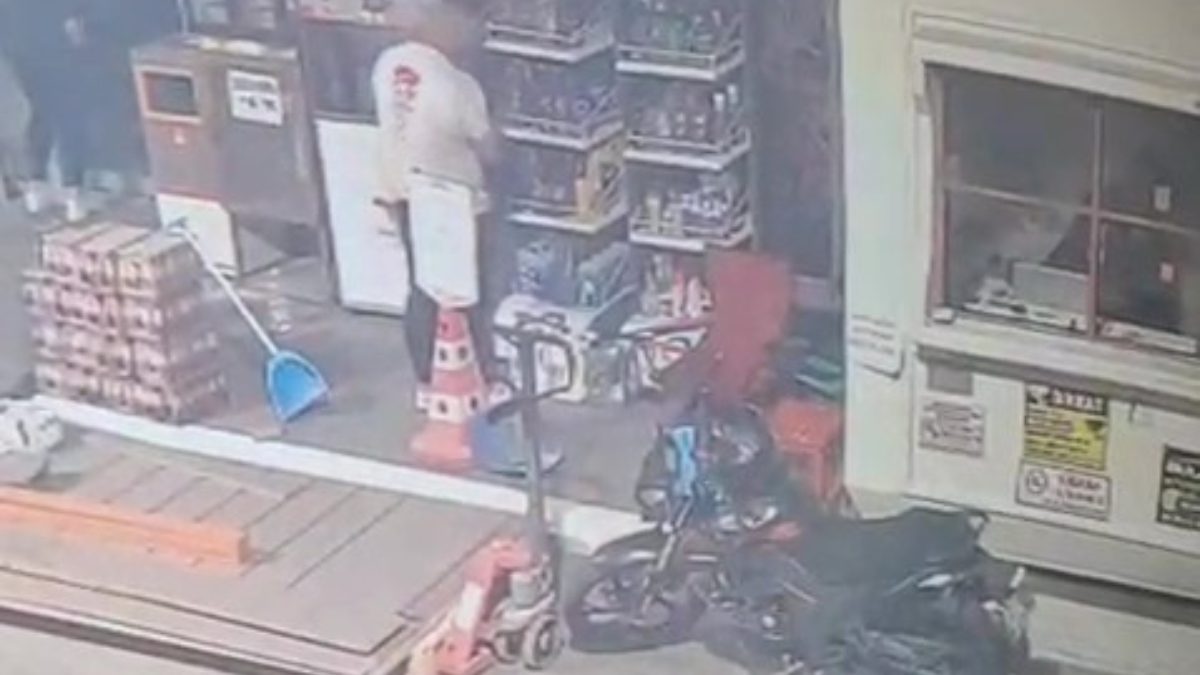 Buldan ilçesinde rahat ve umursamaz tavırları ile çalışanın yanı başında